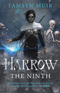 Harrow en el centro, mira desafiante al espectador. Lleva una espada en la espalda, una especie de chal blanco, y estira una mano para invocar huesos. Esqueletos flotan en el fondo.